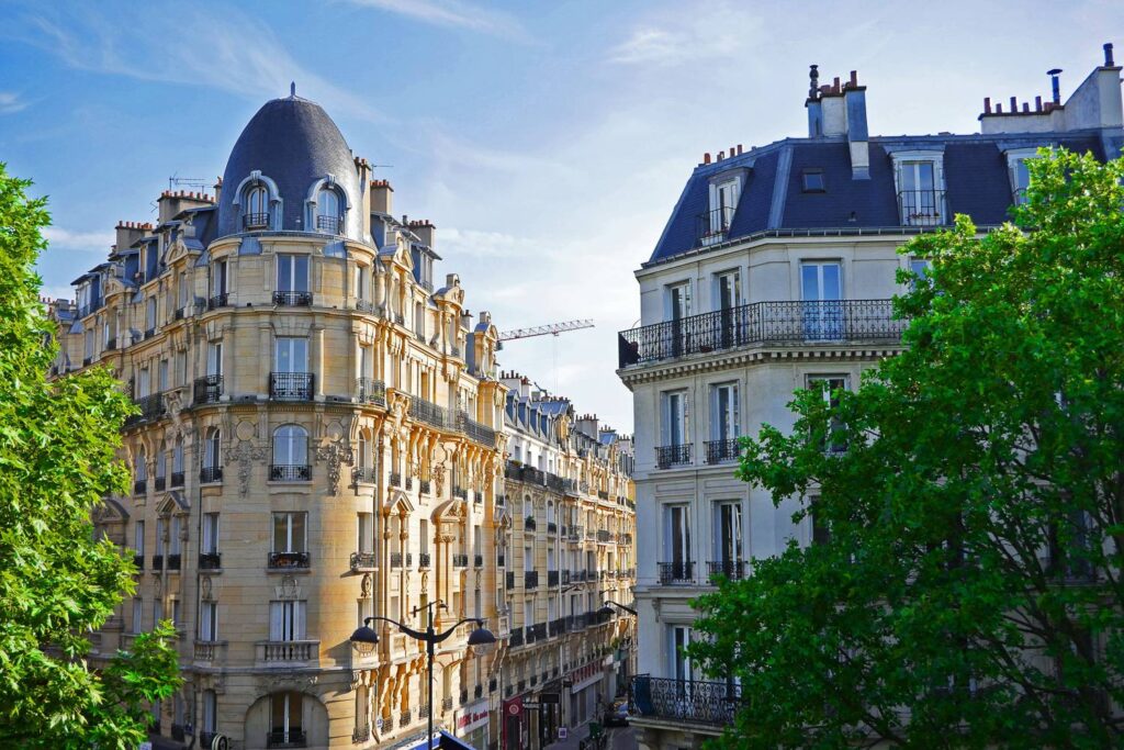 Financement Alternatif Immobilier​ par Mosaic - façades immeubles anciens luxueux à Paris.