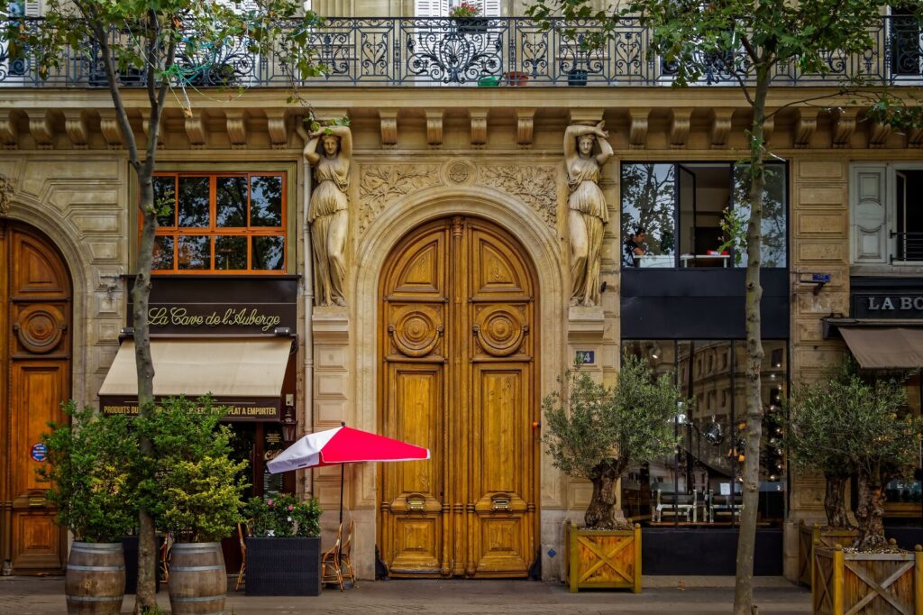 Financements bancaires seniors​ par Mosaic - entrée immeuble luxe quai de la Mégisserie à Paris